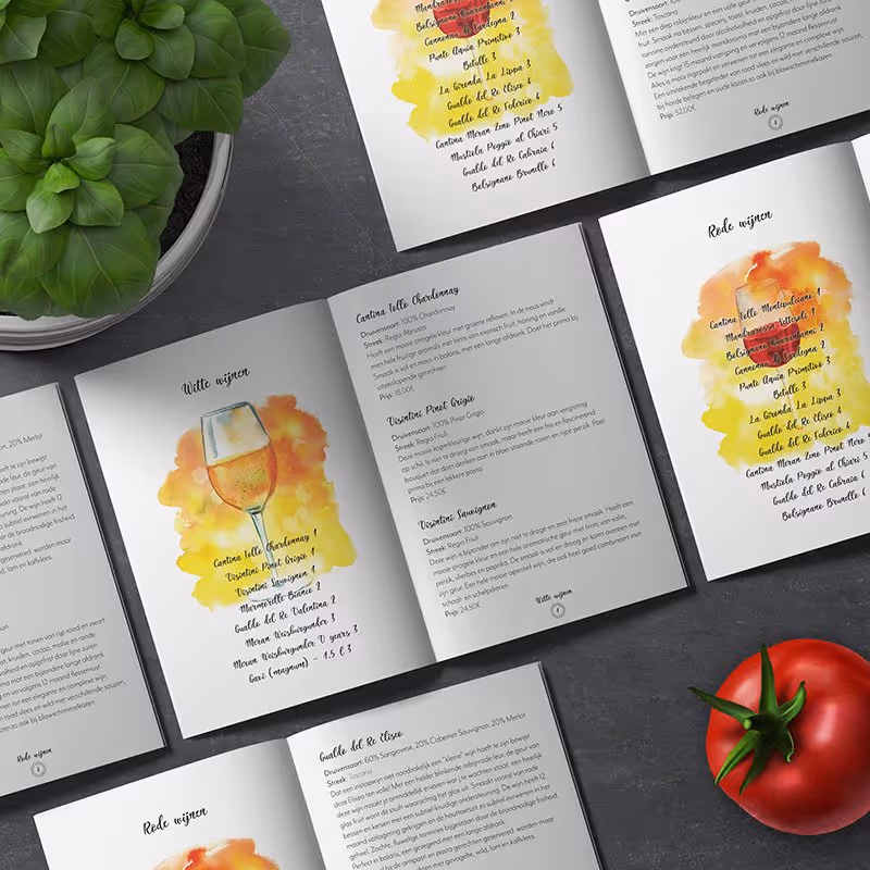 De pagina's met wijnmenu's bevatten kleurrijke illustraties, een pot met basilicum en tomaten.