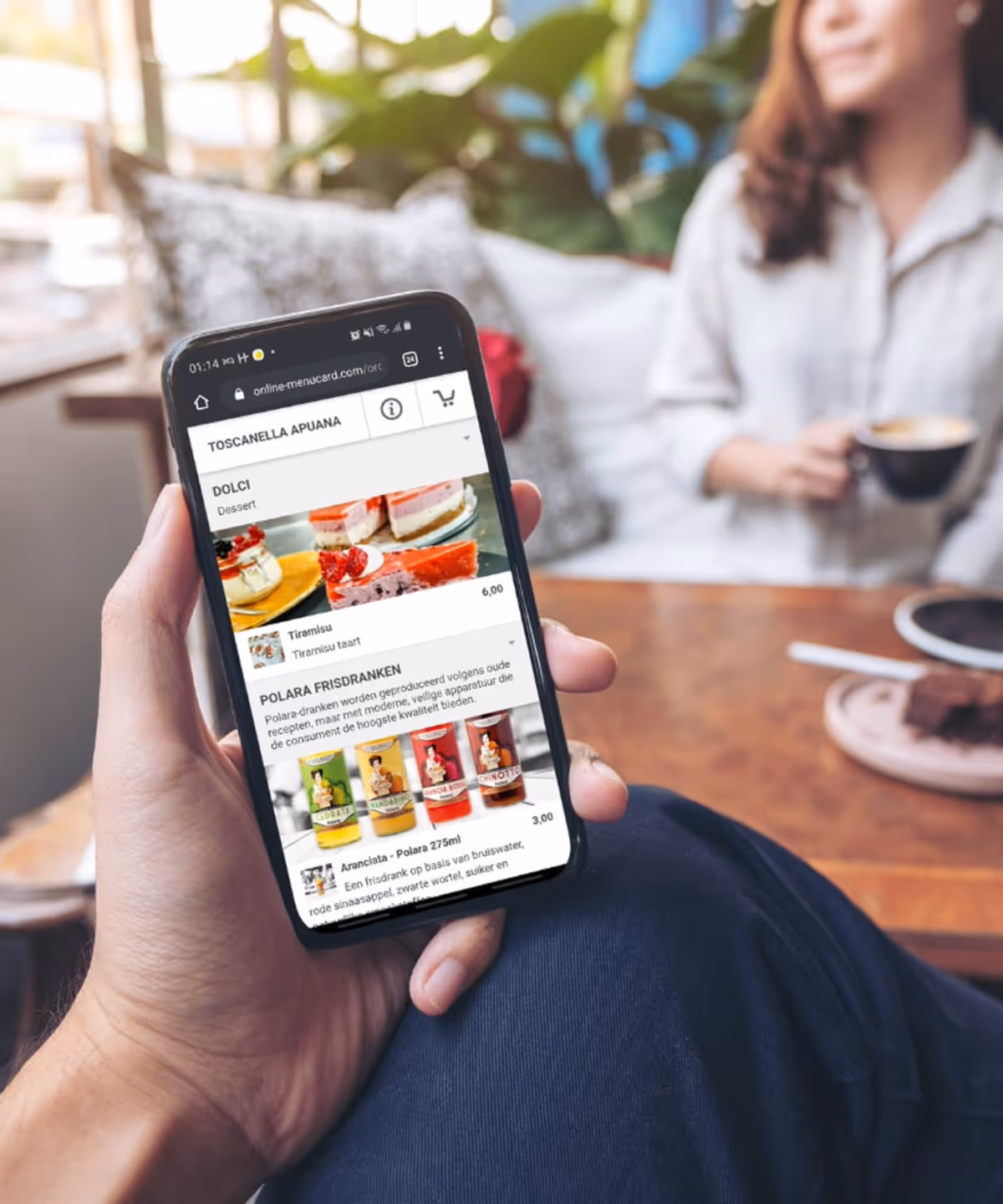 Gezellig café met klant die zijn smartphone gebruikt om online restaurantmenu's te bekijken.