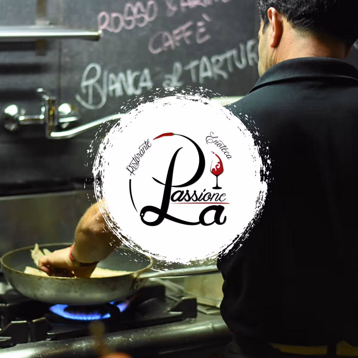 Logo van restaurant Passioné La met een chef-kok die in de keuken op een gasfornuis kookt.