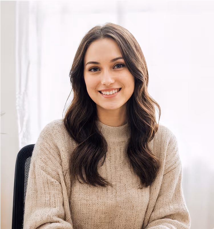 Portrait chaleureux d’une cliente souriante dans un bureau, portant un pull beige, cheveux longs ondulés, tenant une tasse de café. Ambiance conviviale et pro.