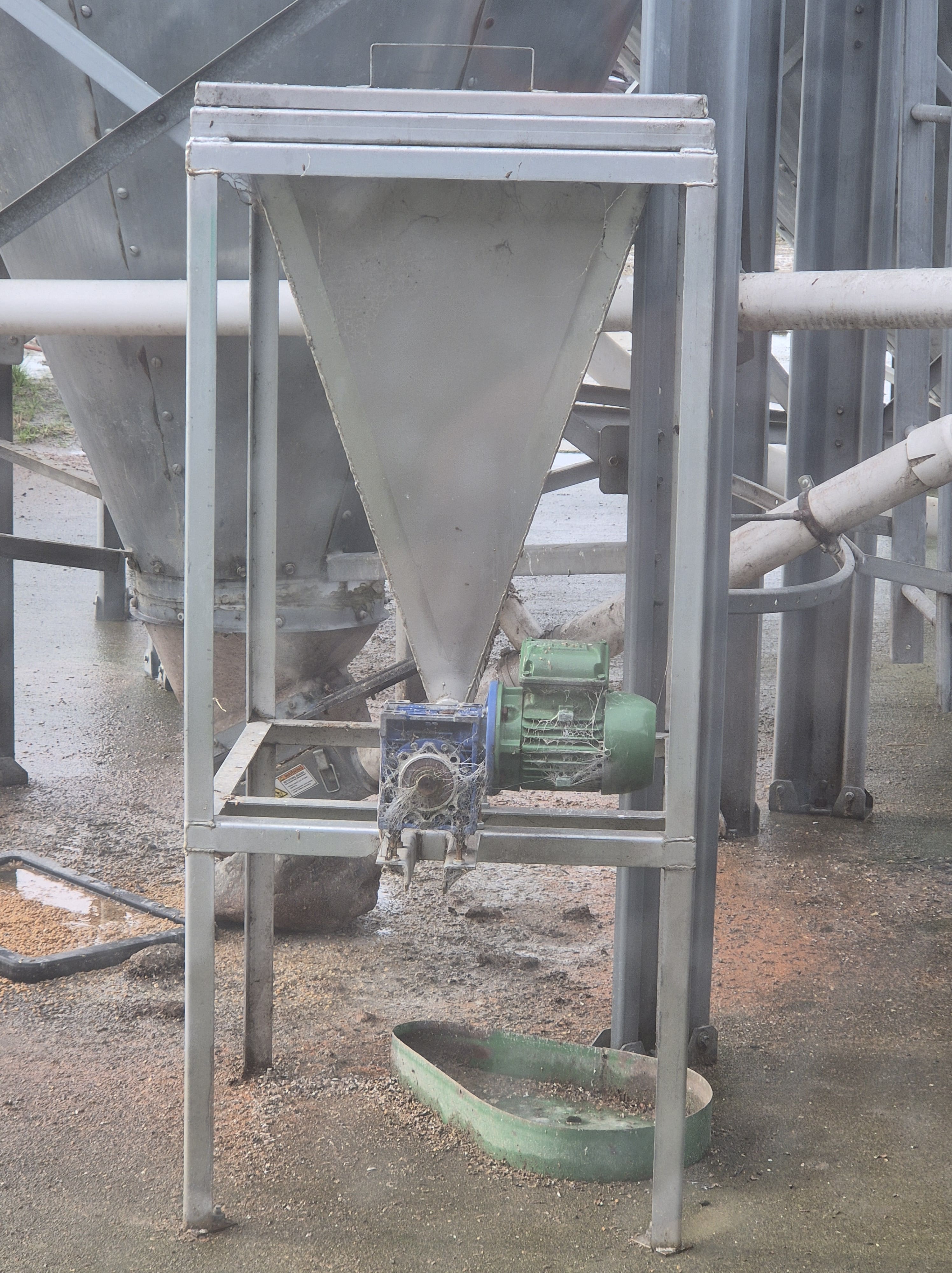 We offer flexible mineral options for milking cows, from premixes and loose licks to pellets and custom blends that fit your infrastructure.