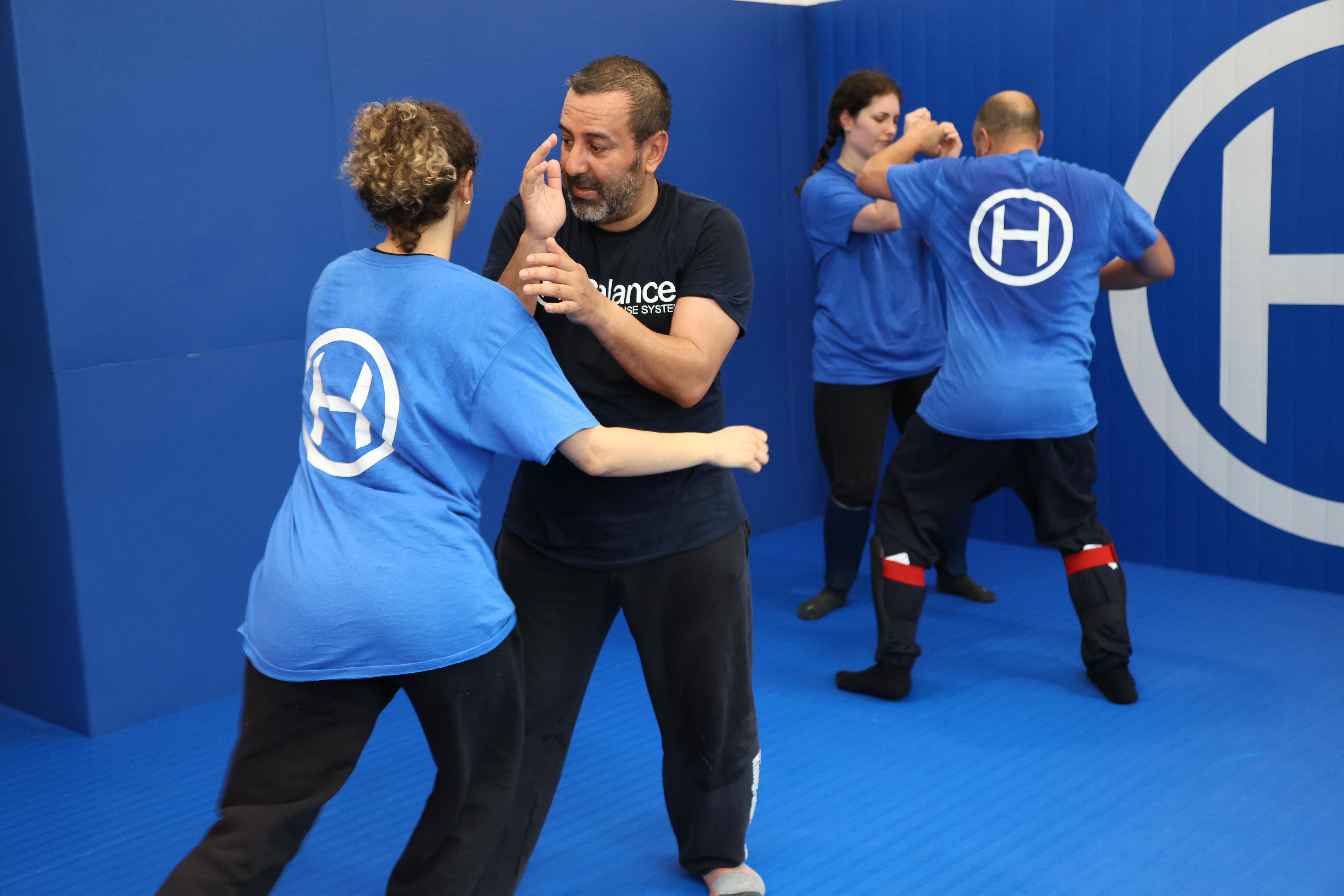 élèves de self defense chez H Balance à Strasbourg. Entrainement d'arts martiaux.