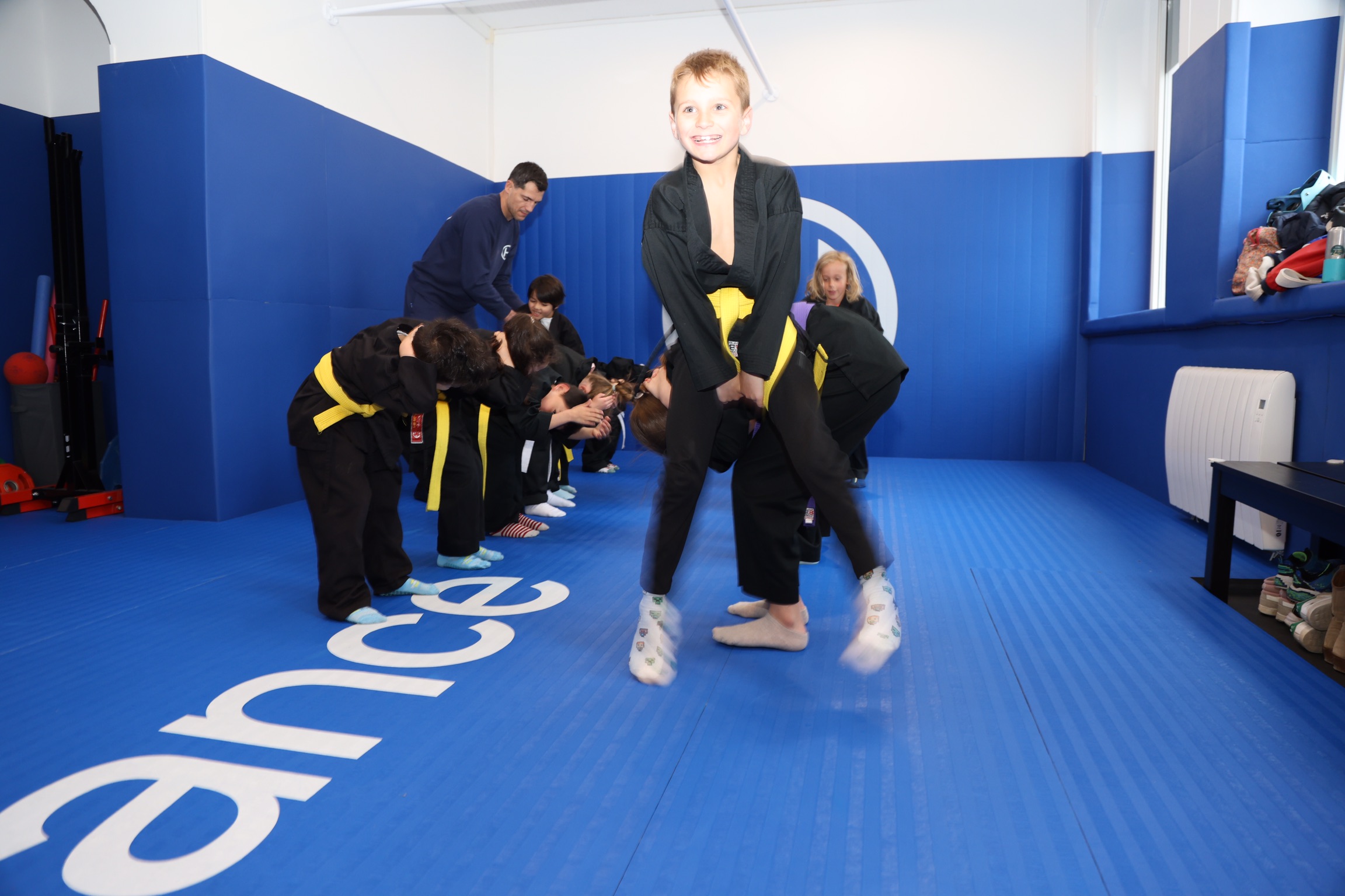 Enfants pratiquant le saute-mouton lors d’un cours H Balance Kung Fu Kids à Strasbourg, exercice ludique de coordination et de motricité.