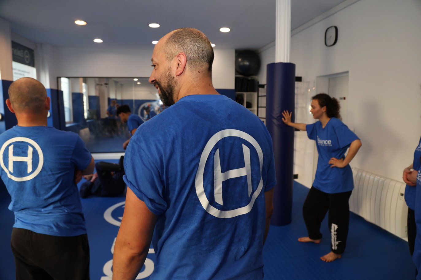 Cours de self-défense pour adultes à H Balance Studio à Strasbourg Neudorf, avec des pratiquants débutants et expérimentés en entraînement.