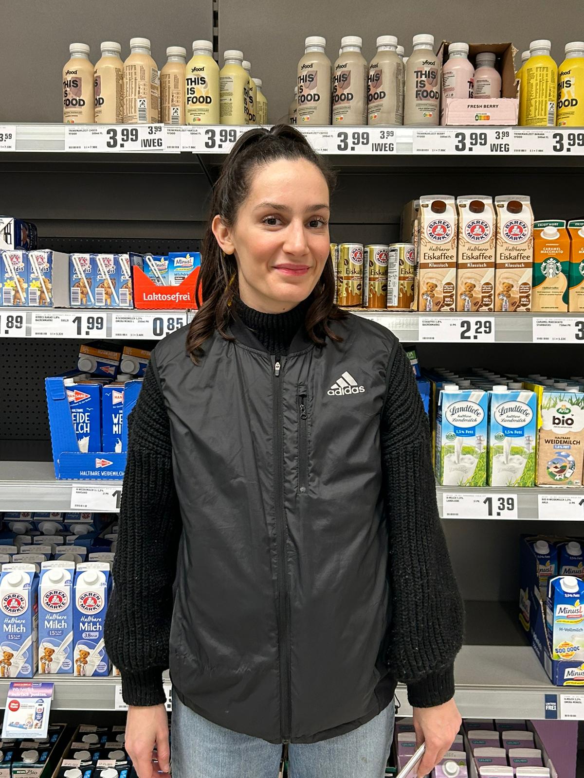 Jasmina Sahin Mitarbeiterin Siemers steht vor einem Regal