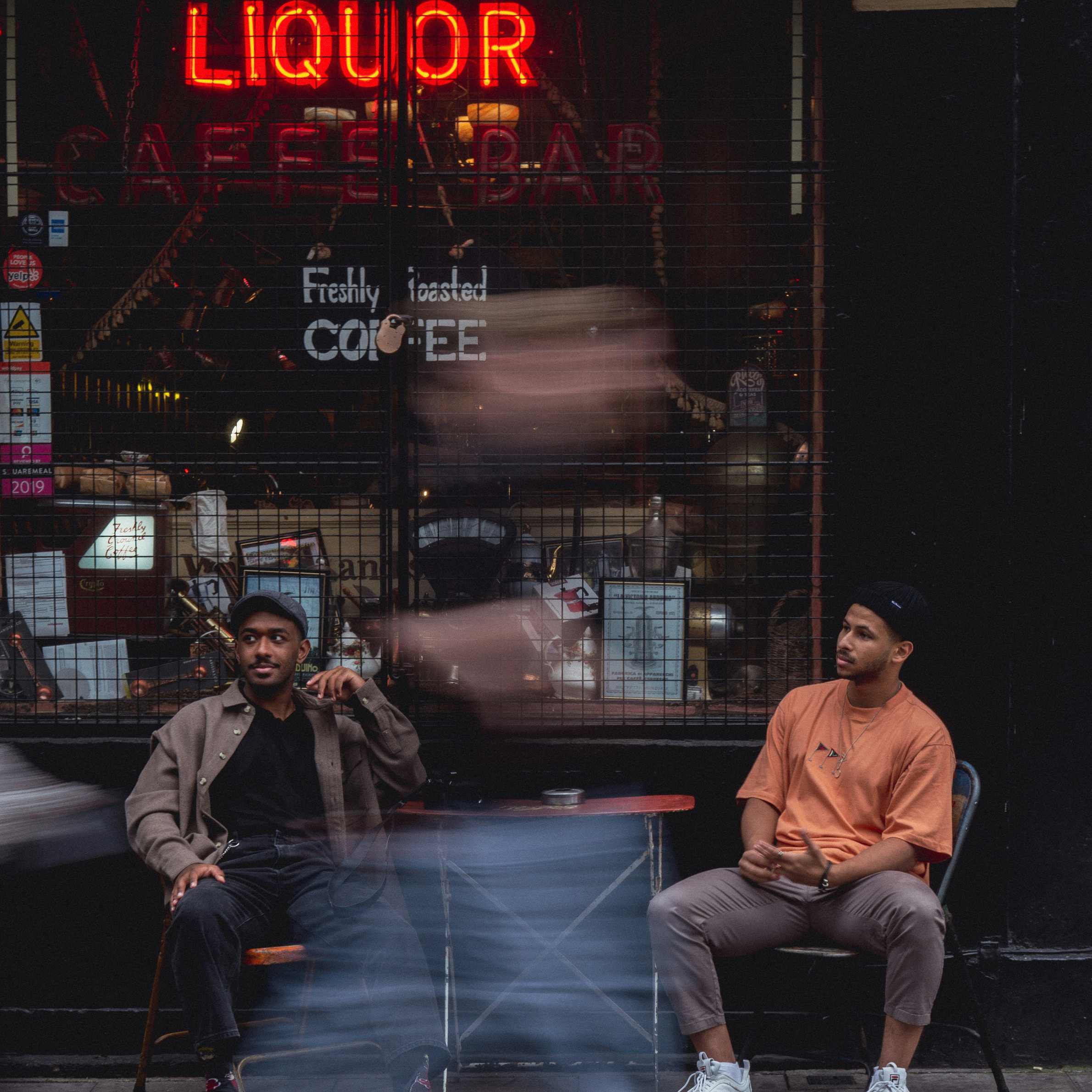 Liquor Store mit Kundschaft von außen
