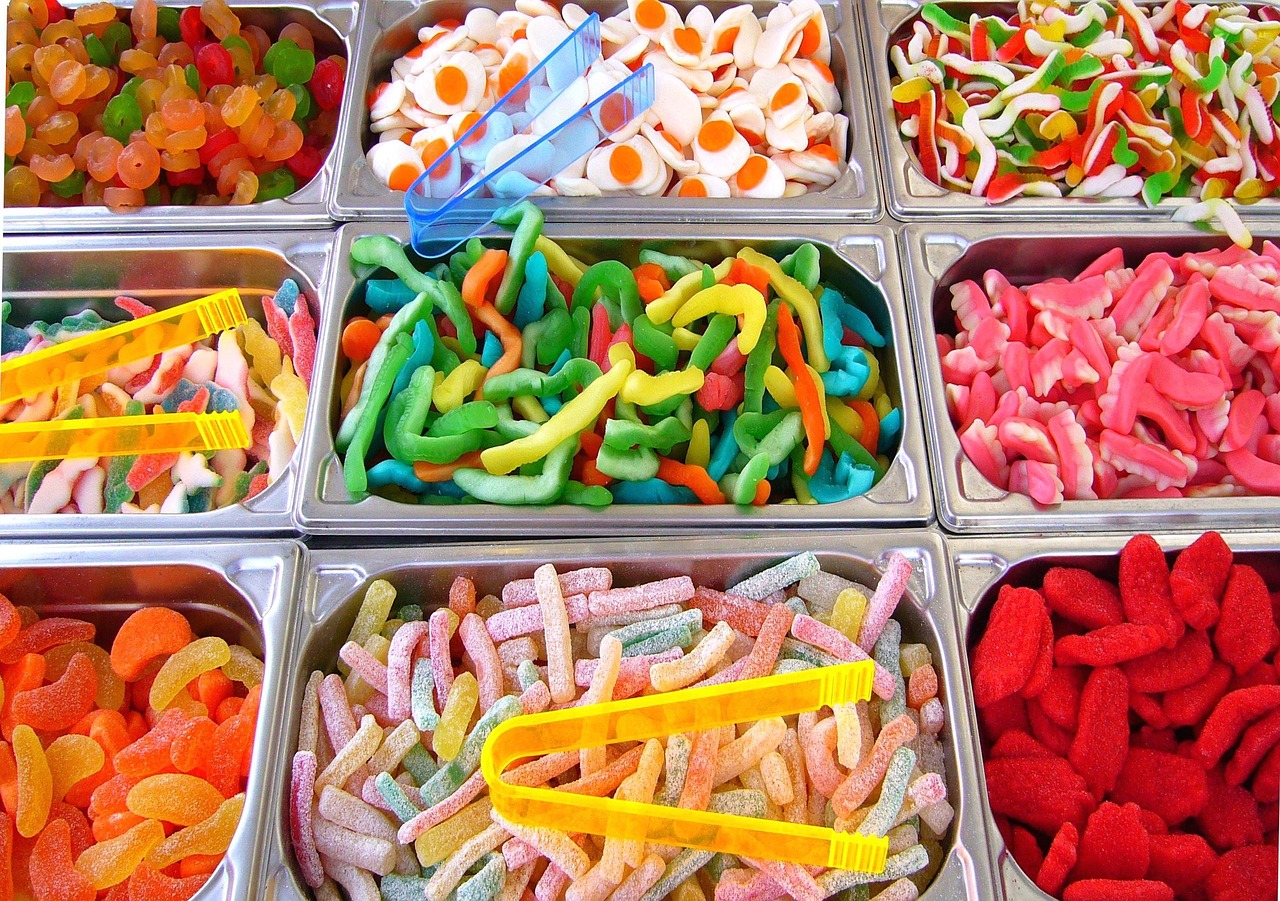 9 Fächer mit Süßigkeiten, große Auswahl, sehr bunt, Gummibärchen