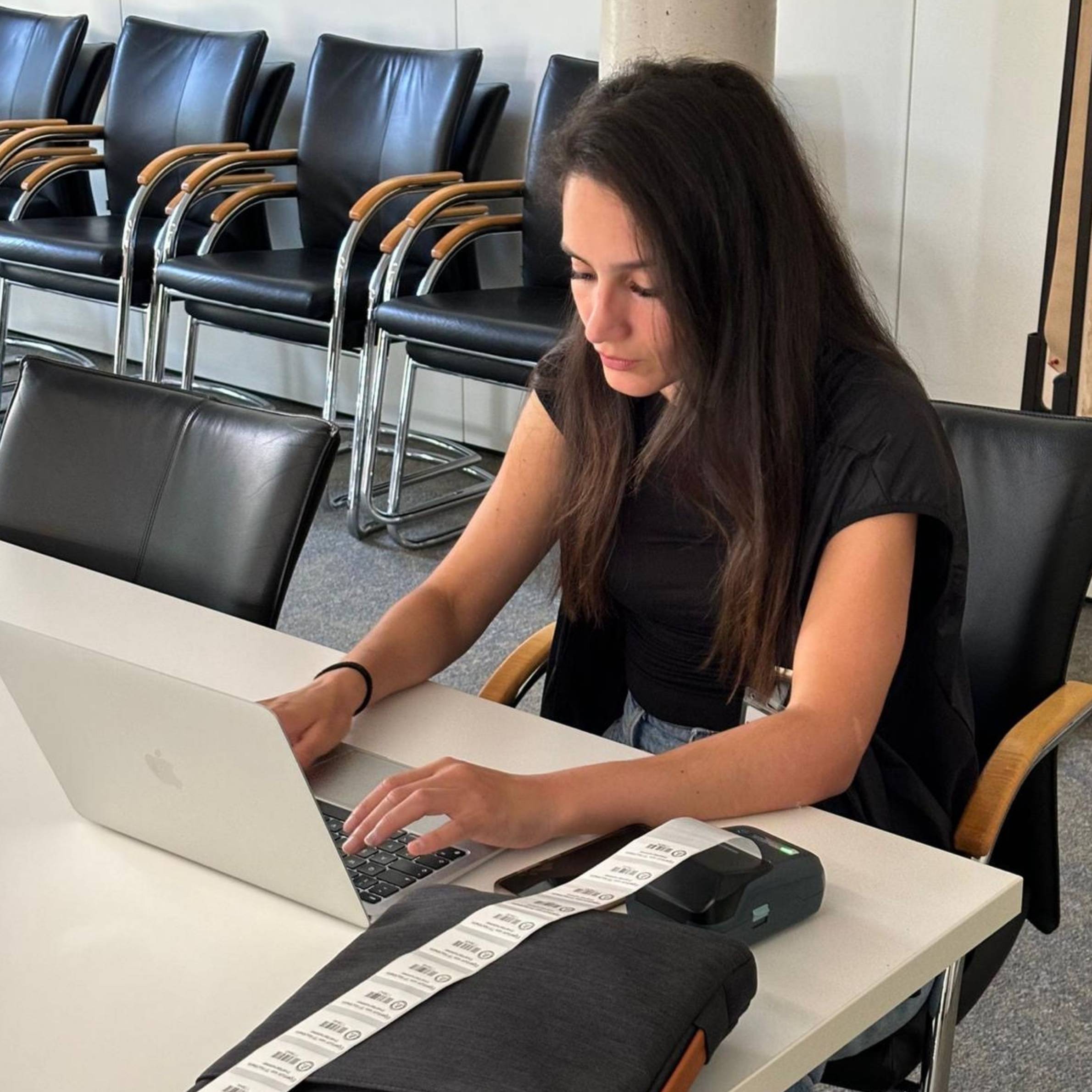 Mitarbeiterin arbeitet am Laptop - Büroarbeit