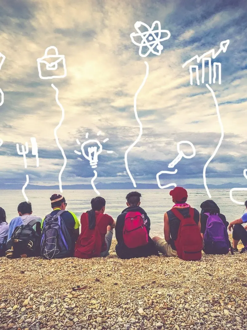 Des enfants assis sur une plage
