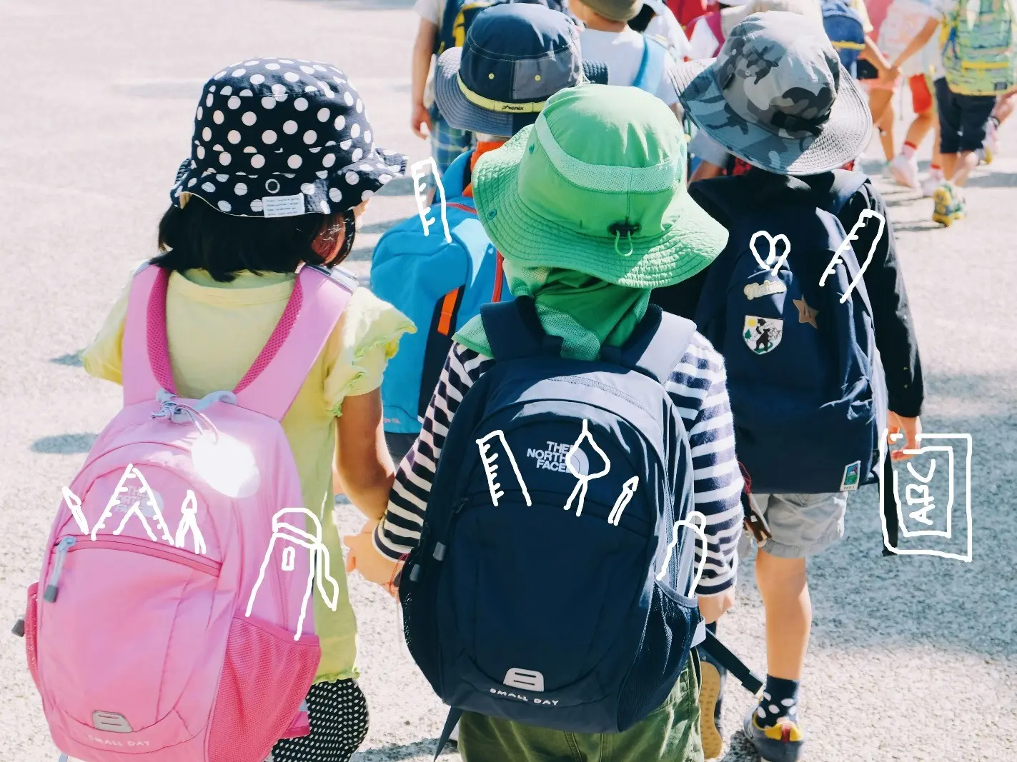 Des enfants se tenant la main deux par deux en file