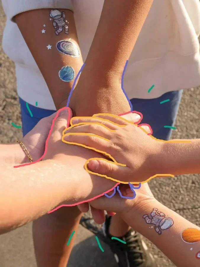 Des enfants joignant leurs mains