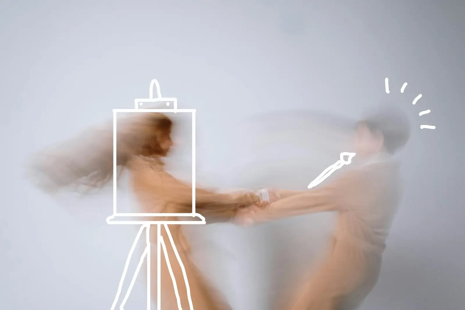 Un enfant tenant un tableau