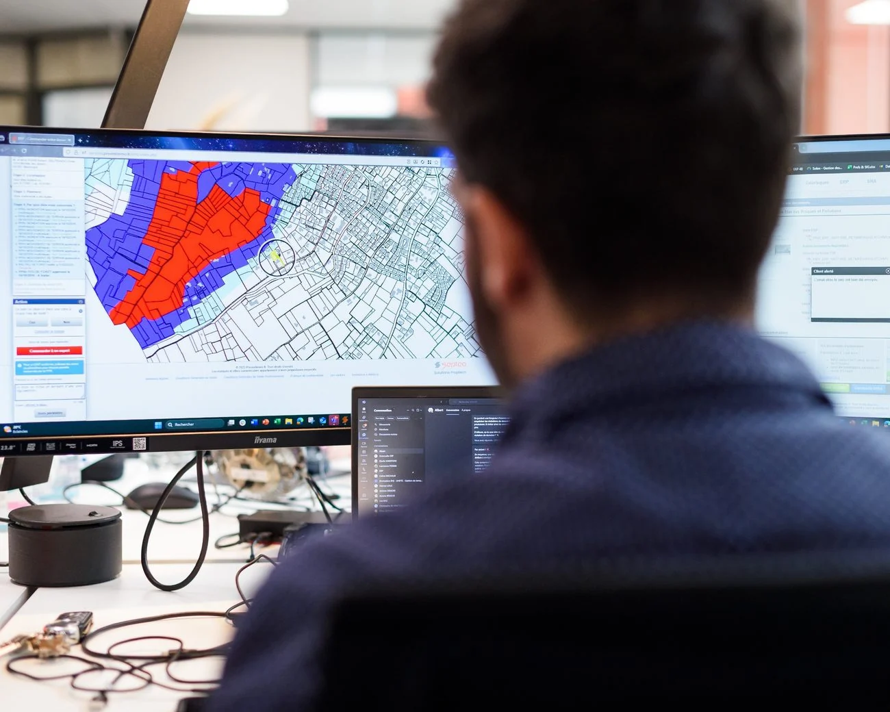 Un collaborateur Preventimmo consulte à l’écran une carte d’urbanisme et de risques, dans les bureaux de Valbonne.