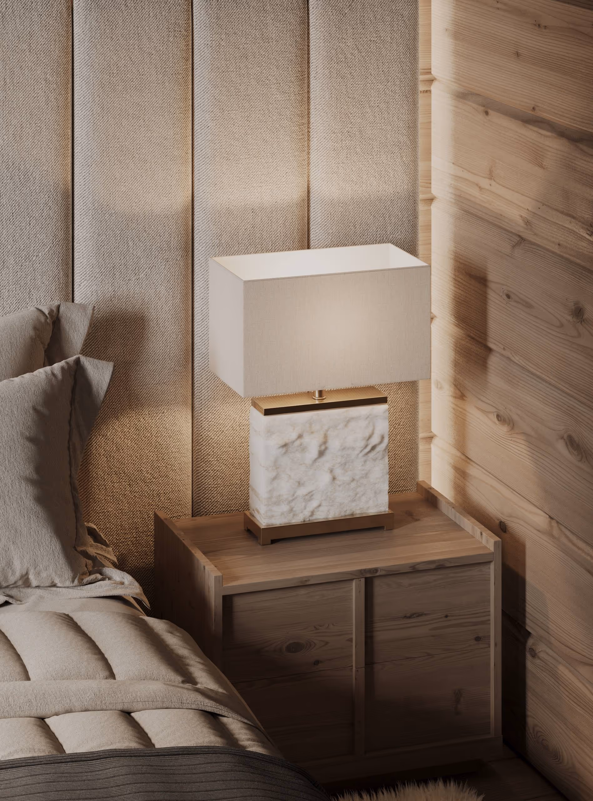 Detailansicht im Alpen Traum Chalet – Nachttisch aus Holz, Marmorlampenfuß und gepolstertes Kopfteil.