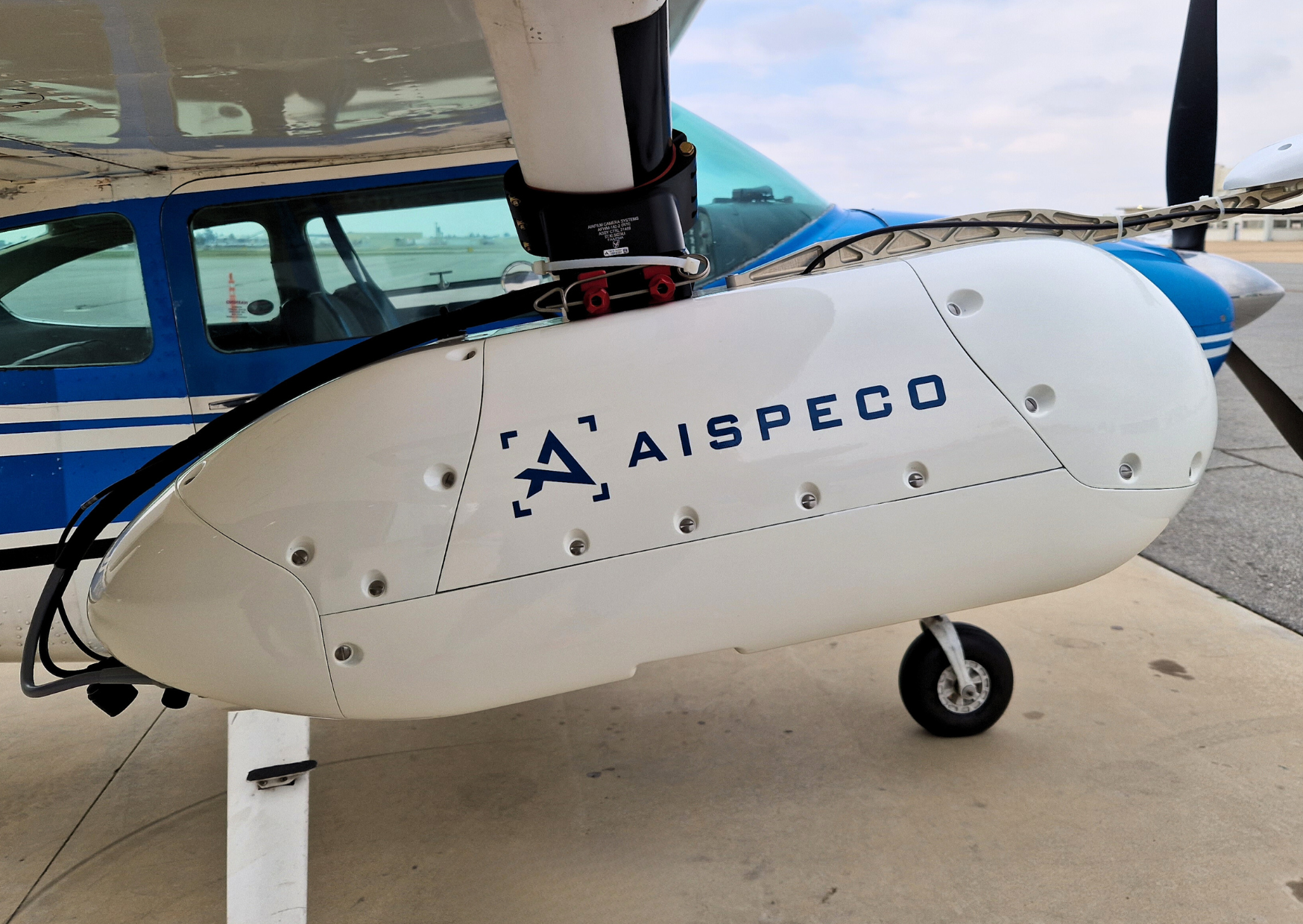 A specialised camera fixed on the wing of a light aircraft - AISPECO