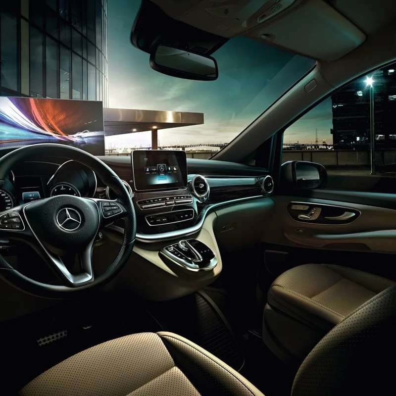 L’intérieur avant d’une Mercedes Classe V, alliant espace, confort et technologie pour un service de chauffeur privé haut de gamme.