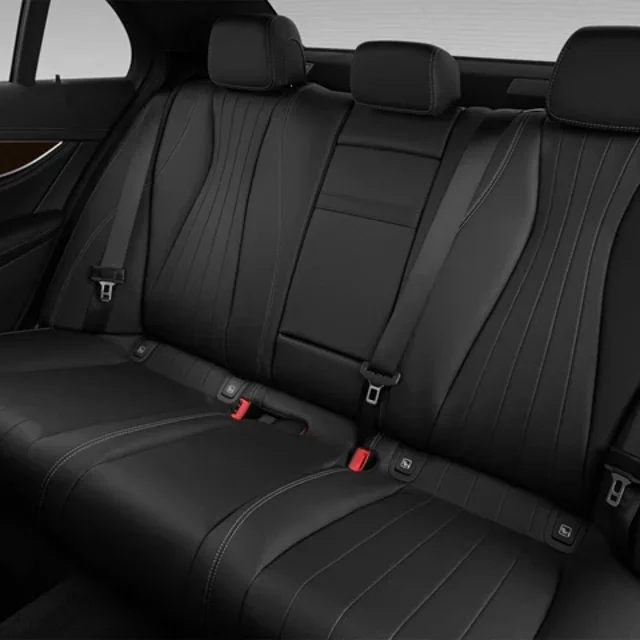 Les sièges arrière d’une Mercedes Classe E offrent un confort haut de gamme pour les trajets avec chauffeur privé.