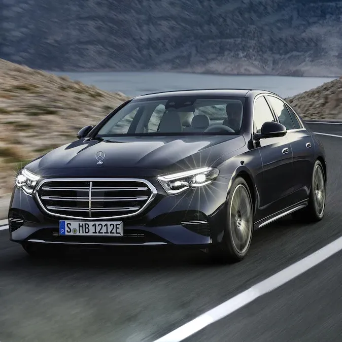 Une Mercedes Classe S, véhicule de prestige utilisé pour les services de chauffeur privé à Cannes et sur la Côte d’Azur.