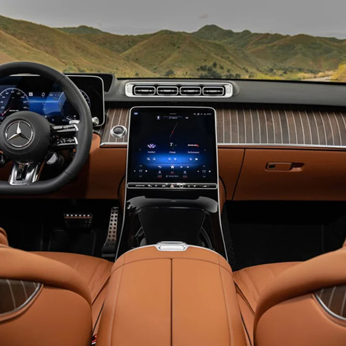 L’intérieur luxueux d’une Mercedes Classe S, conçu pour offrir confort et prestige lors d’un service de chauffeur privé.