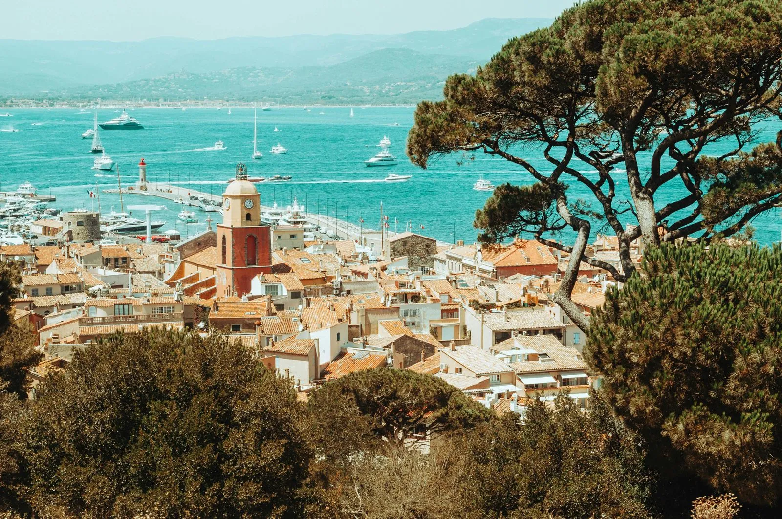 Vue panoramique sur Saint-Tropez depuis une Mercedes de luxe, lors d’un service de chauffeur privé exclusif.