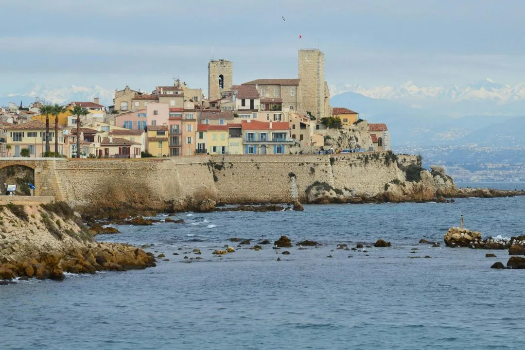 Vue sur le Vieil Antibes depuis une Mercedes de luxe, lors d’un trajet avec chauffeur privé sur la Côte d’Azur.