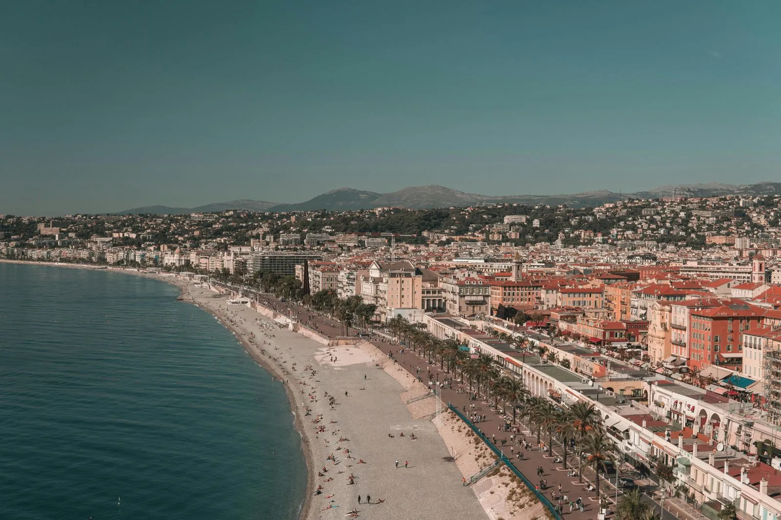 Vue aérienne de la Promenade des Anglais à Nice, trajet en Mercedes avec chauffeur privé haut de gamme.