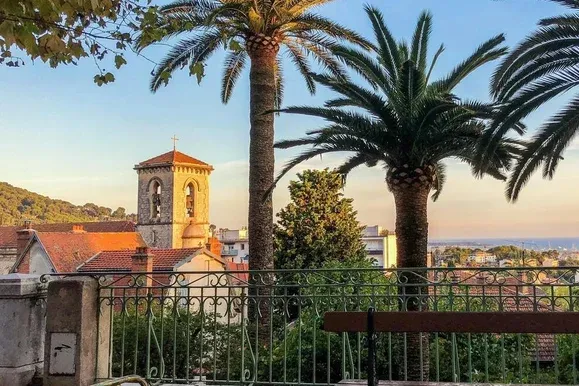 Vue panoramique sur le Vieux Cannet depuis une Mercedes avec chauffeur privé, lors d’un service touristique haut de gamme.