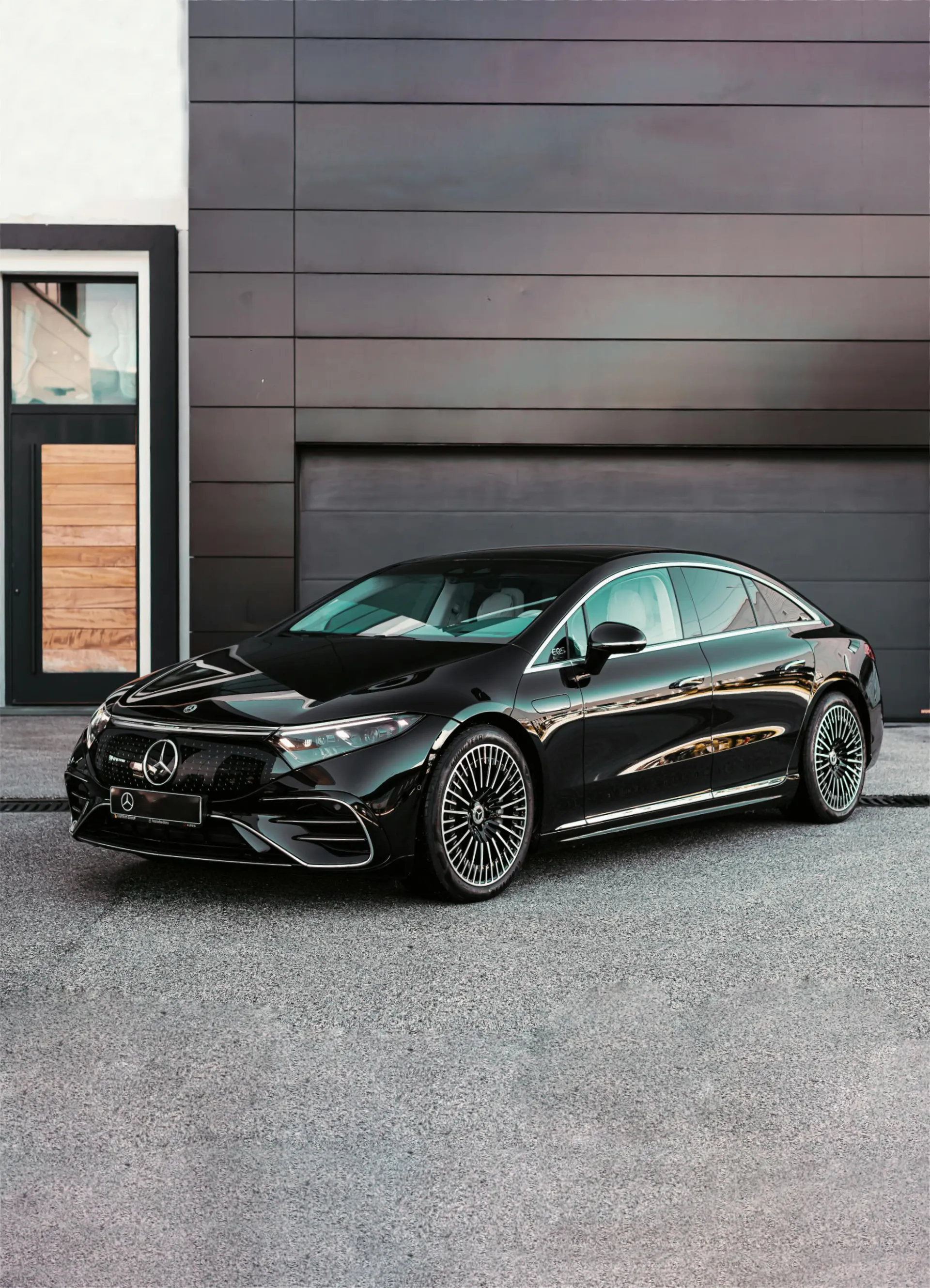 Une Mercedes EQS électrique, véhicule de luxe moderne utilisé pour les services de chauffeur privé à Cannes.
