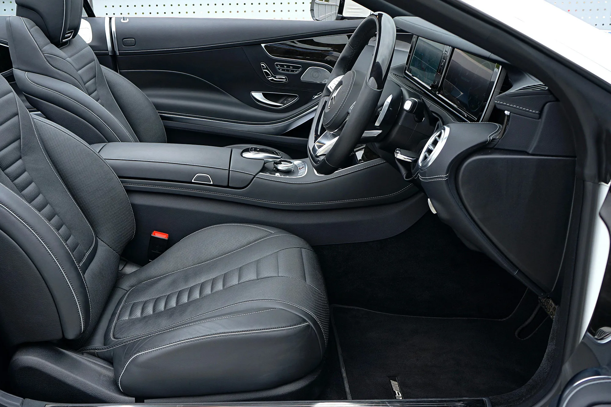 Intérieur en cuir noir d’une Mercedes Classe E, offrant confort et élégance pour un service de chauffeur privé haut de gamme.