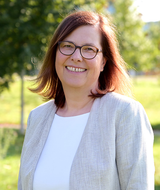 Eine Frau lächelt in die Kamera. Sie ist Beraterin einer Kommunikationsagentur.