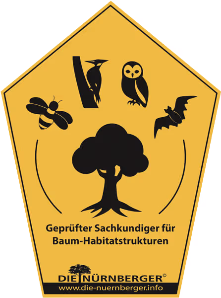 Gelbes Schild mit schwarzem Baum und Silhouetten von Biene, Specht, Eule und Fledermaus, Text: Geprüfter Sachkundiger für Baum-Habitatstrukturen, Logo und Webseite von Die Nürnberger.