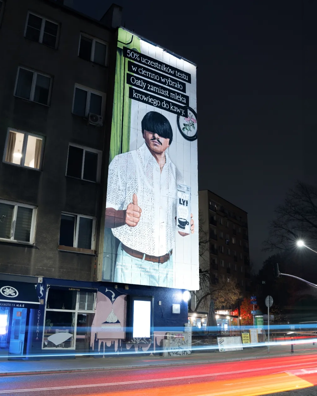 nocny mural reklamowy oatly