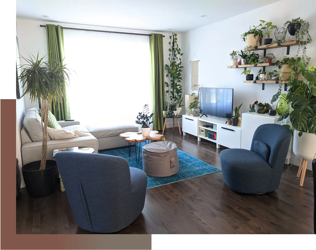 A living room filled with furniture and a flat screen tv.