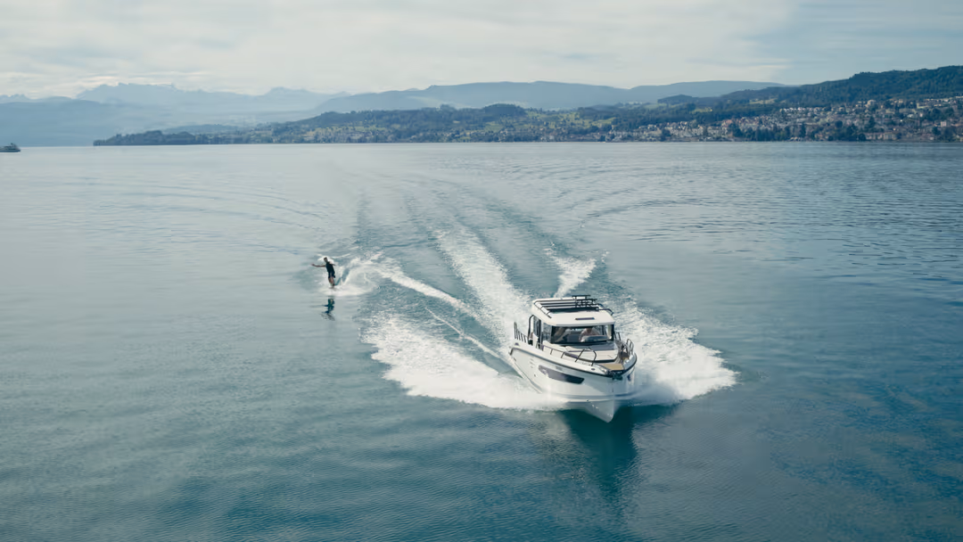 Some of Zurich’s most memorable perspectives begin where the city meets the lake. Through its collaboration with local boat specialist Bootsvermietung Enge, Park Hyatt Zurich invites guests to experience Lake Zurich beyond the shoreline — from private cruises to an unexpectedly Swiss take on wellness: a sauna floating on the water.