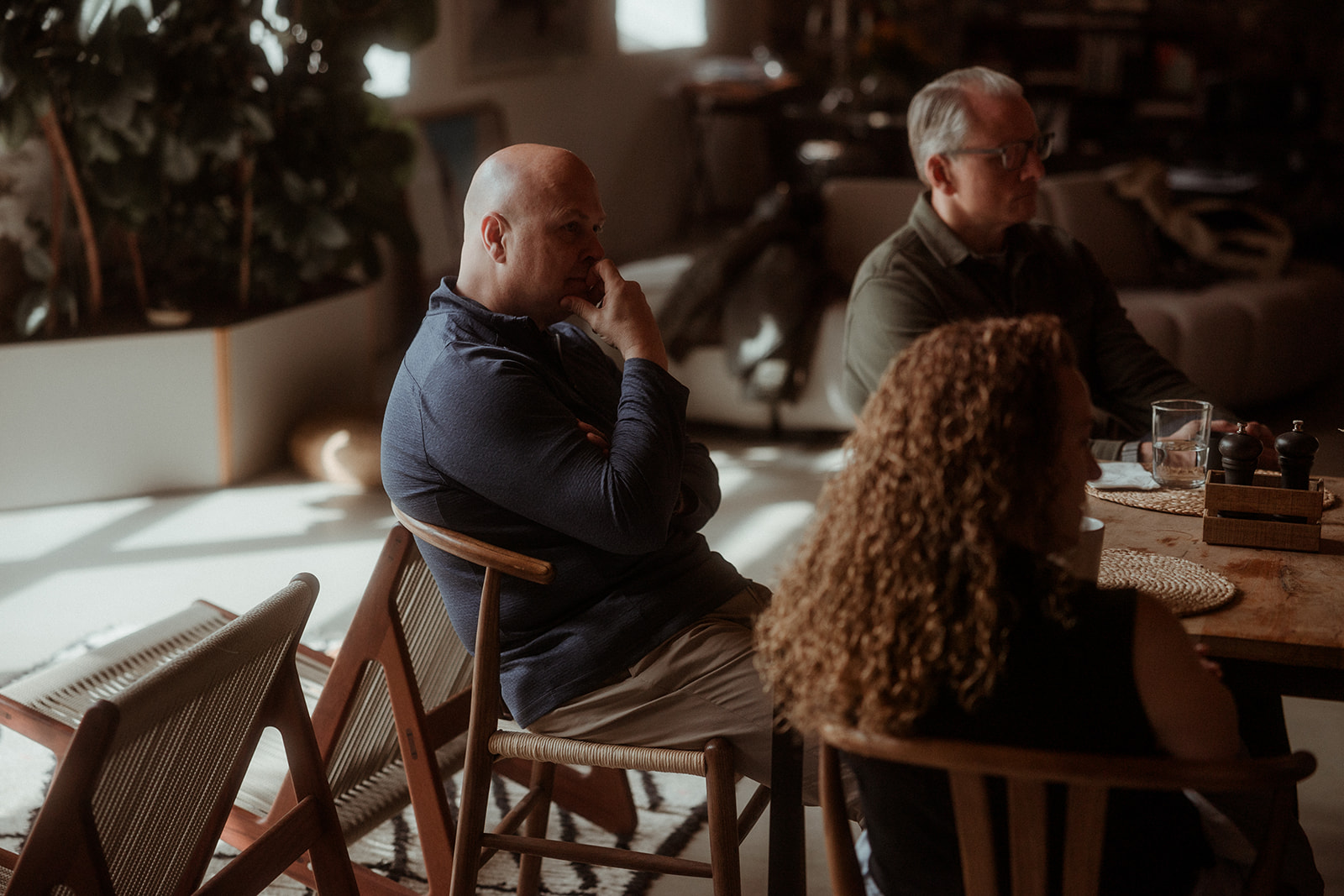 Participants in conversation at a restaurant table