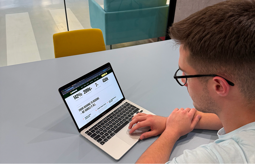 Image of Eldar Dizdarevic, Webflow and UI/UX expert doing work online on laptop