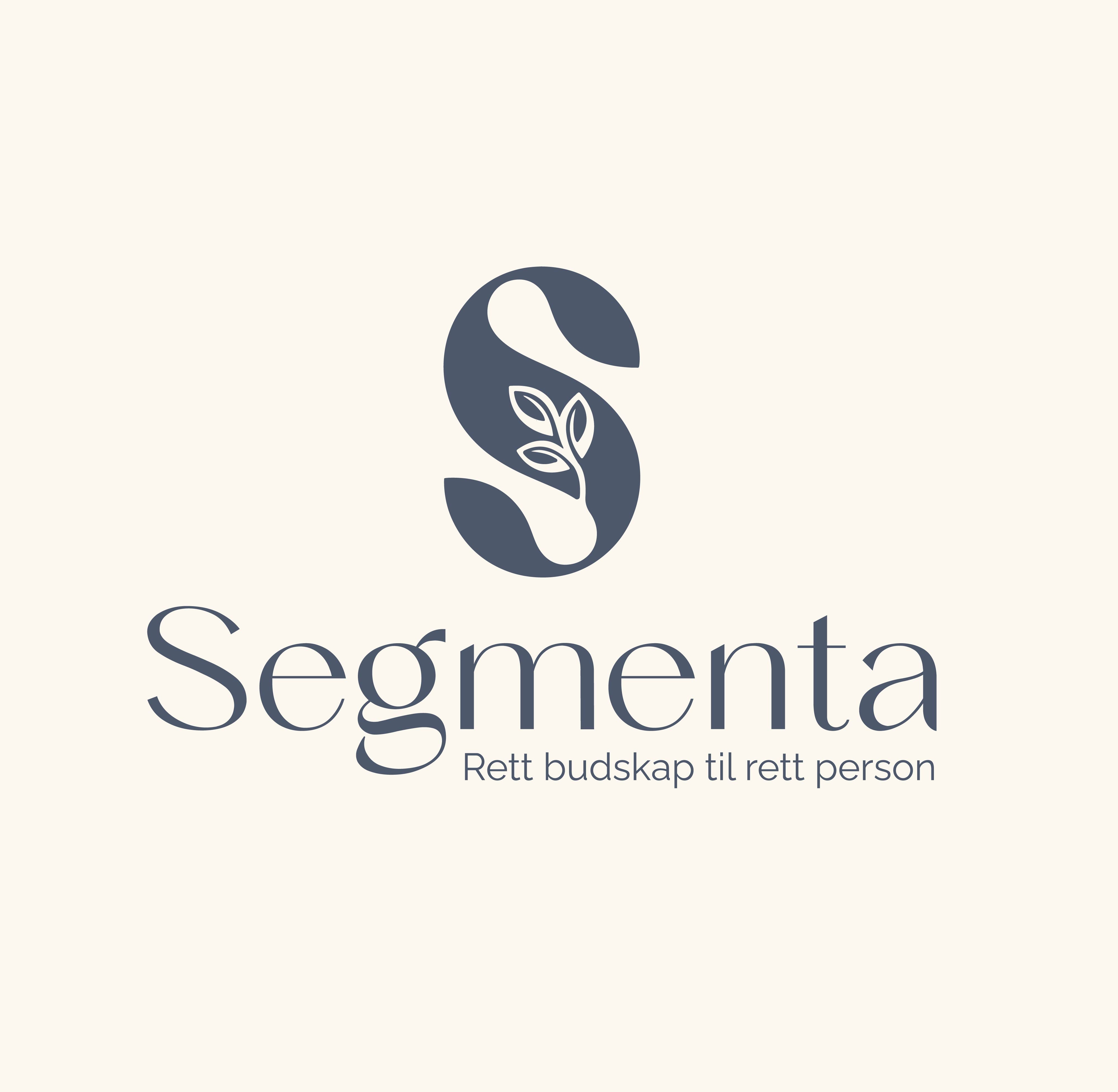 Bilde av Segmenta sin logo, som inneholder en stor S med en plante i midten. Under står det "Segmenta" og slagordet "Rett budskap til rett person".