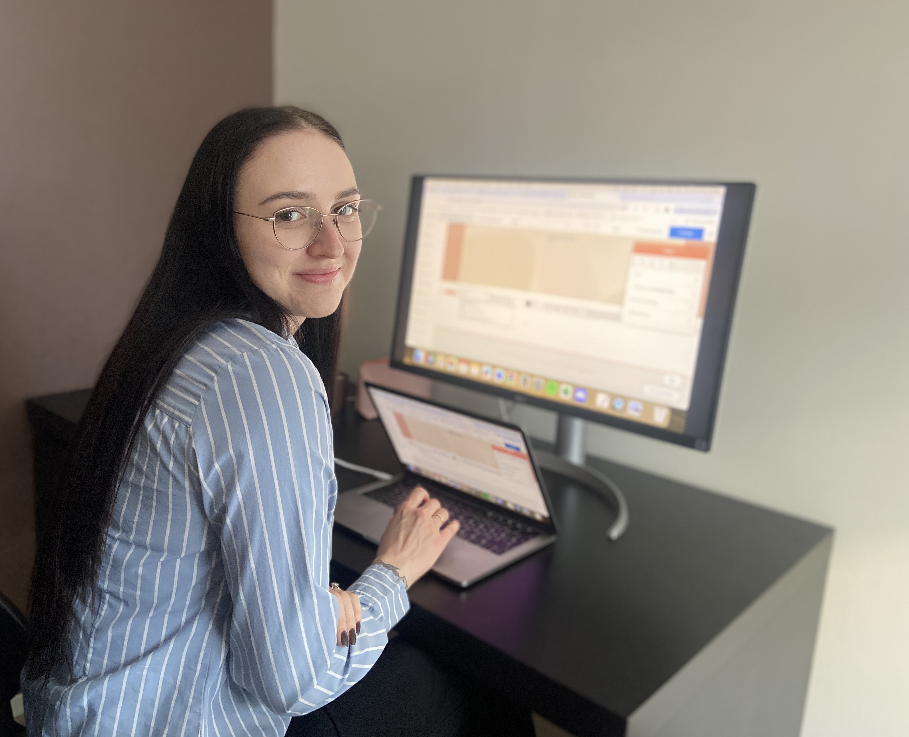 Bilde av eieren til Segmenta, Maria, som jobber foran en PC.