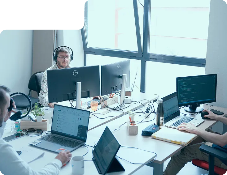 Vue de loin d'un développeur web de la solution BatiFire, dans le pôle IT des bureaux de Mâcon