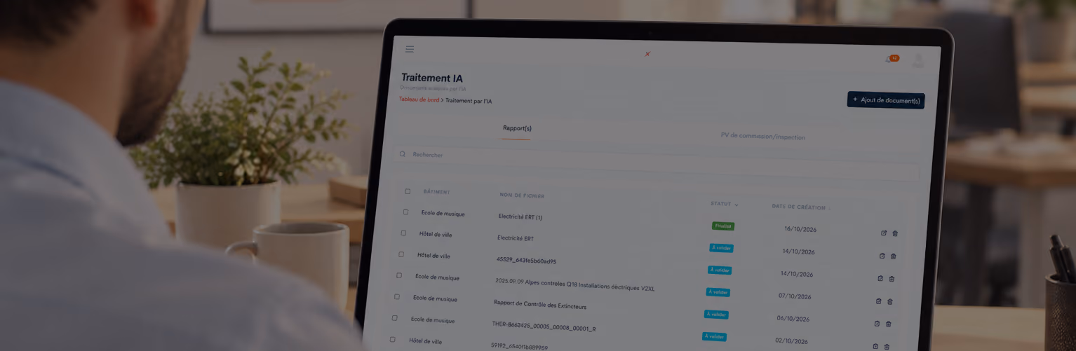 Une personne vue de dos regardant un écran d'ordinateur affichant une interface utilisateur avec le titre "Traitement IA" et une liste de fichiers ou données, avec des colonnes pour les noms, statuts colorés, et dates.