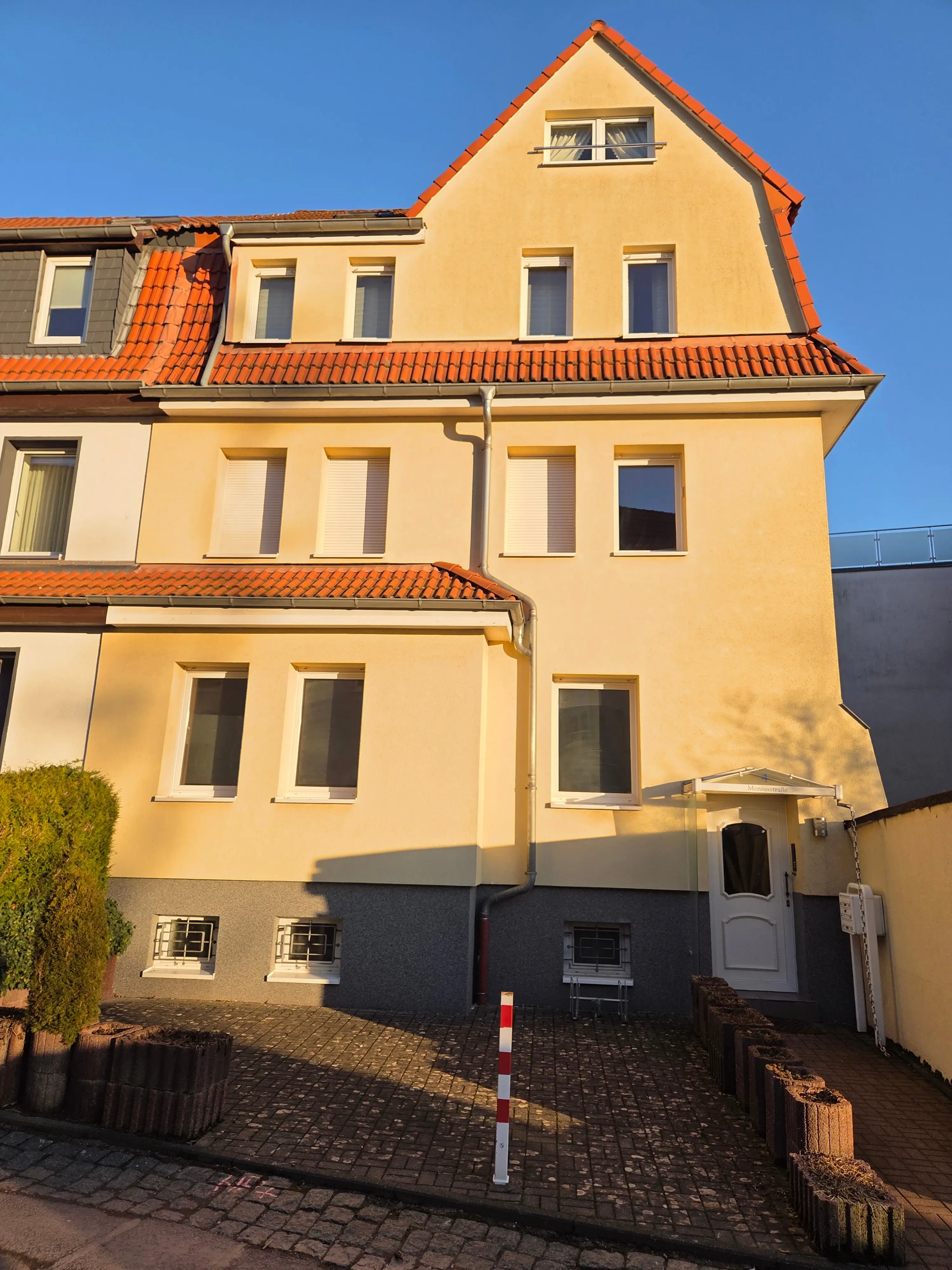 Niedliche 3 RW mit Einbauküche und Gartennutzung