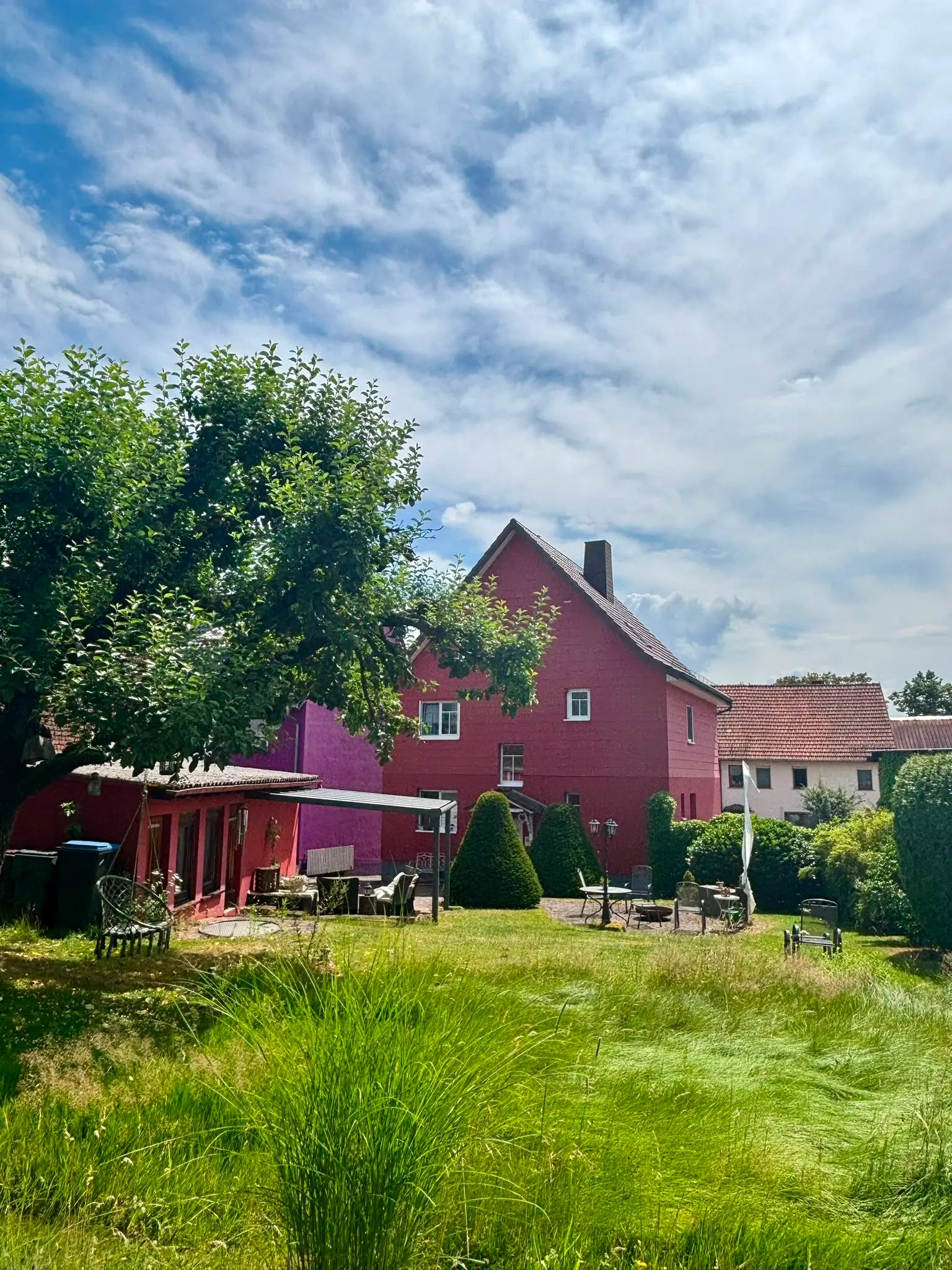Das rote Haus - Familienglück & Gartenidylle