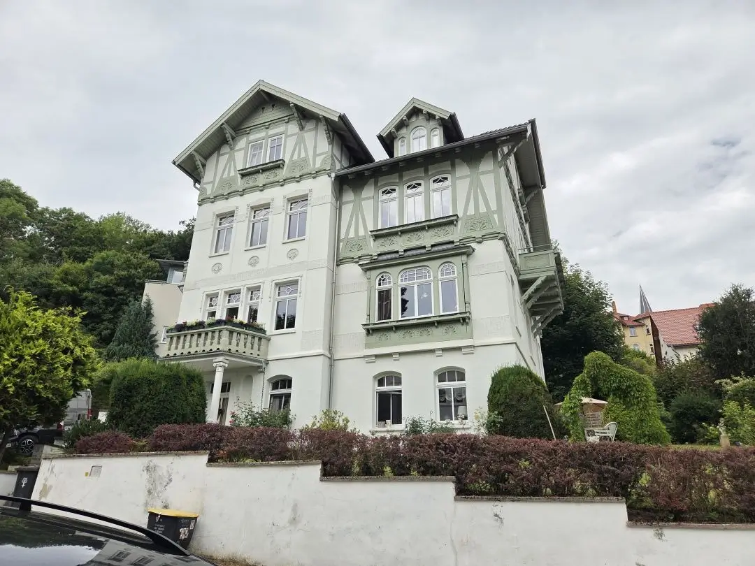 Repräsentative Altbauwohnung mit Einbauküche und zwei Balkonen in grandioser Südstadtlage