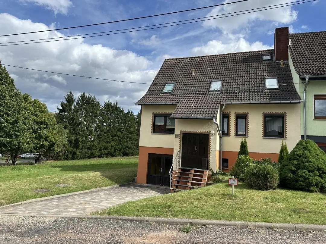 Vitales Einfamilienhaus mit Doppelgarage, Terrasse & Garten