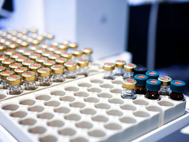 Injectable medicine vials in a tray