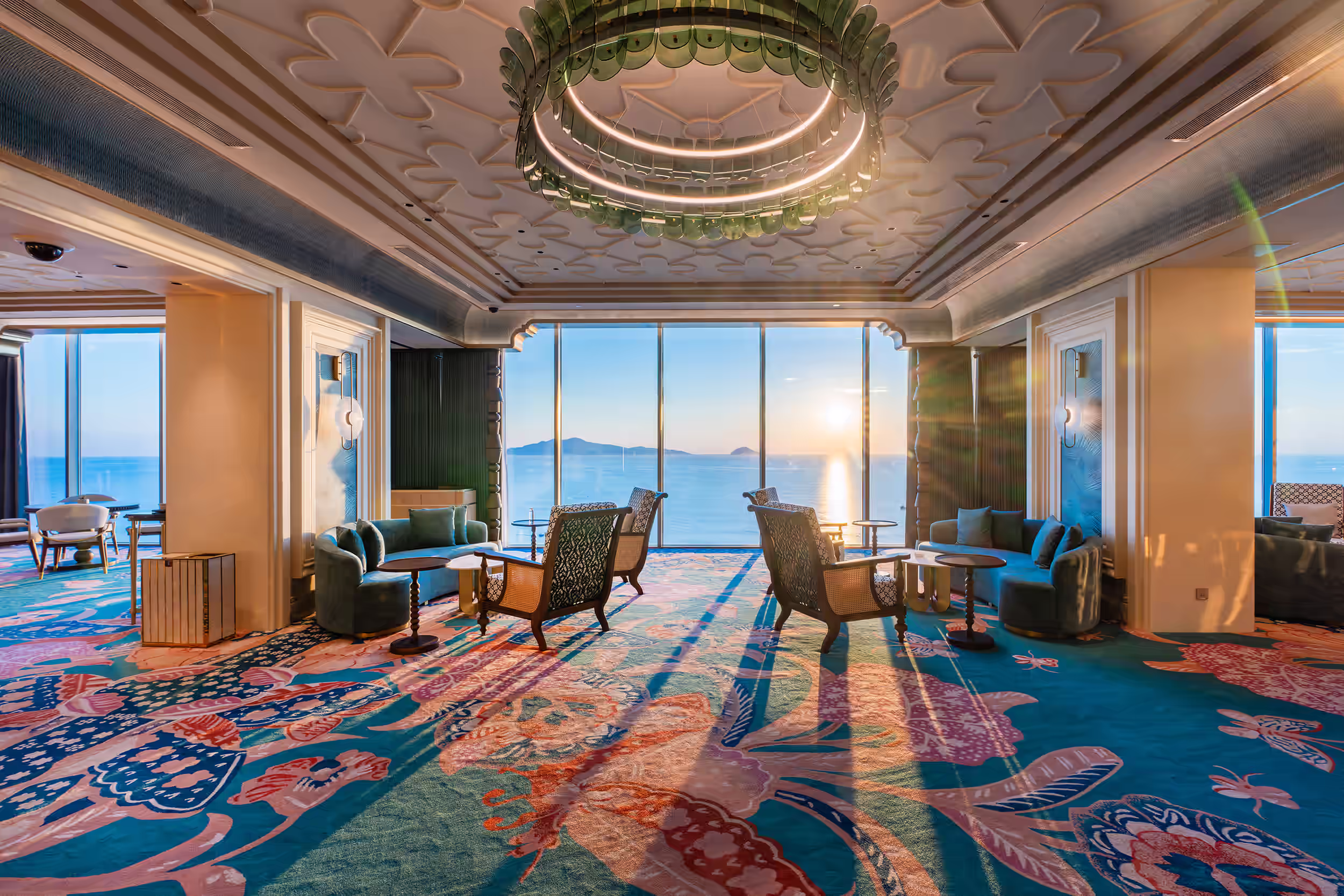 Defined by panoramic views and a composed atmosphere, it is reserved for aselect circle of members.