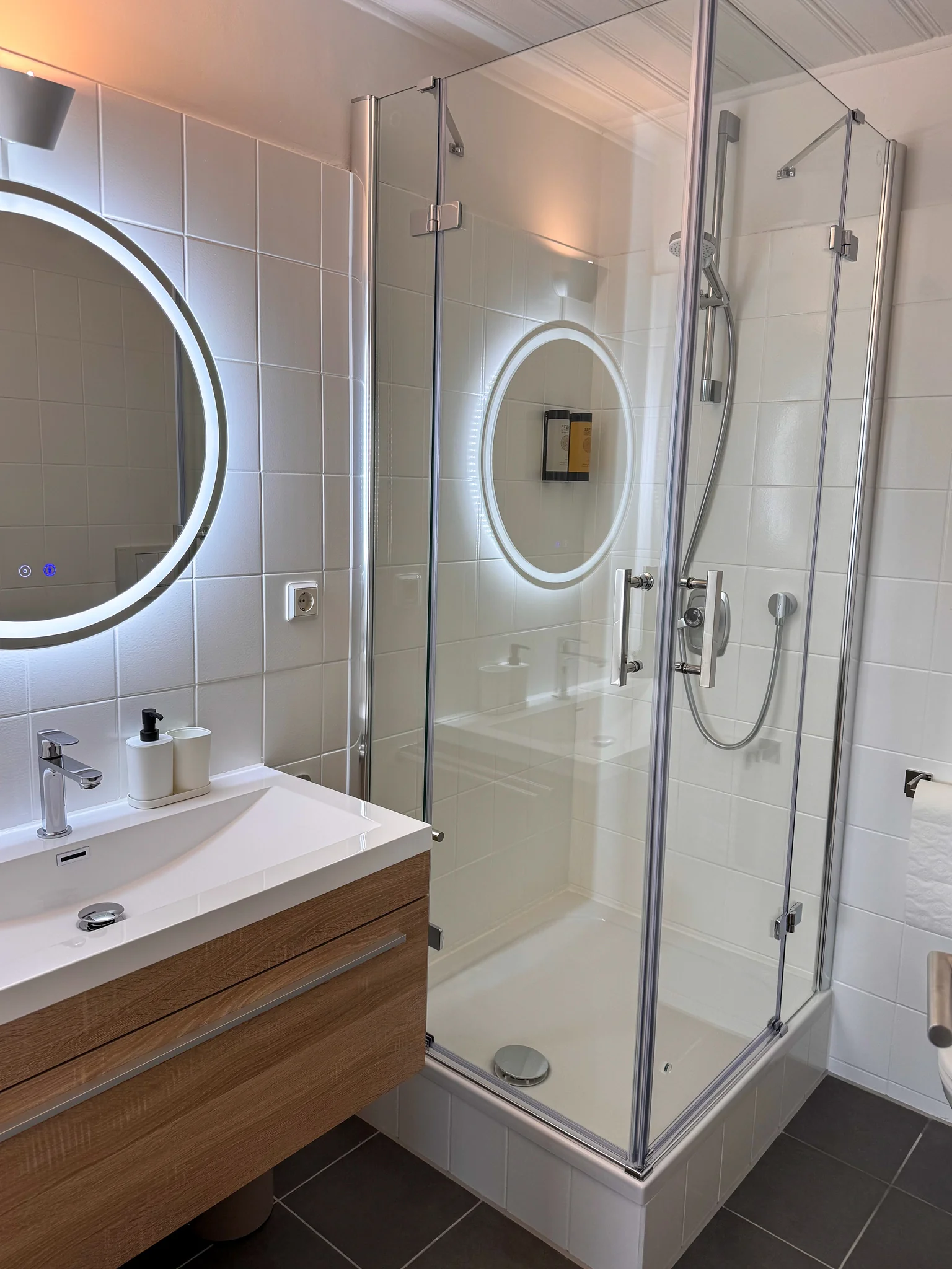 Badezimmer 1 | Dusche · Kernsaniert