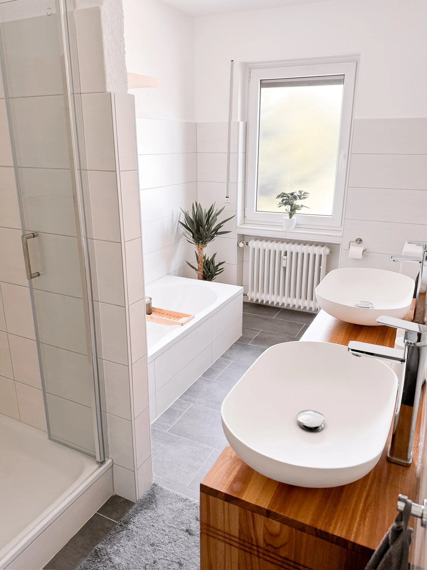 Badezimmer | Doppelwaschtisch · Badewanne · Dusche · Shampoo · Duschgel