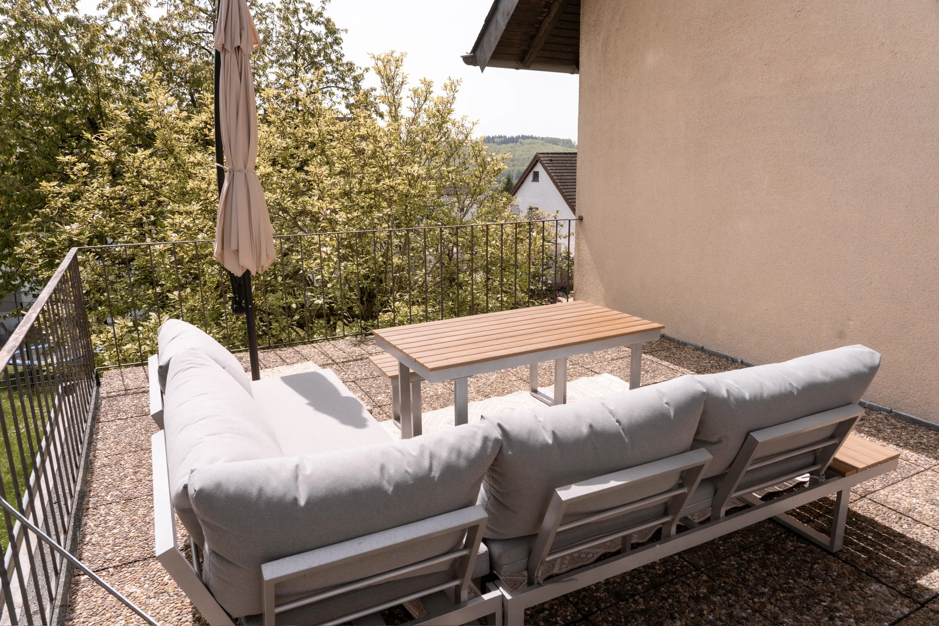Großer Balkon | Sitzlounge · Sonnenschirm