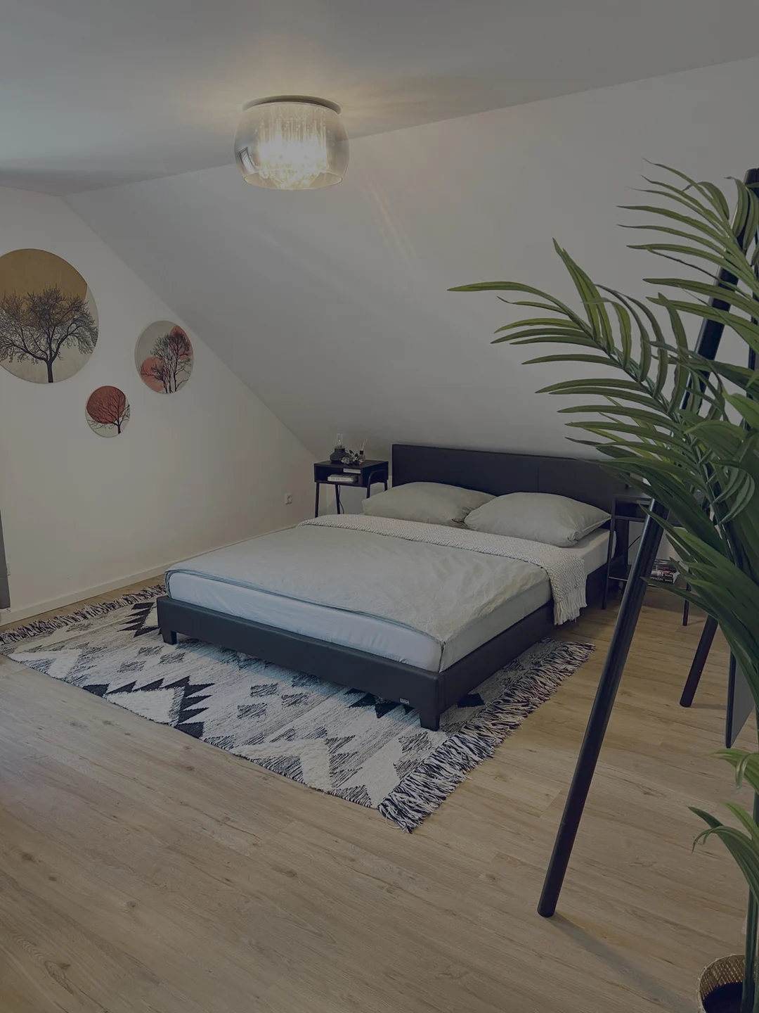 Schlafzimmer | Doppelbett · TV · Schreibtisch · Kleiderschrank